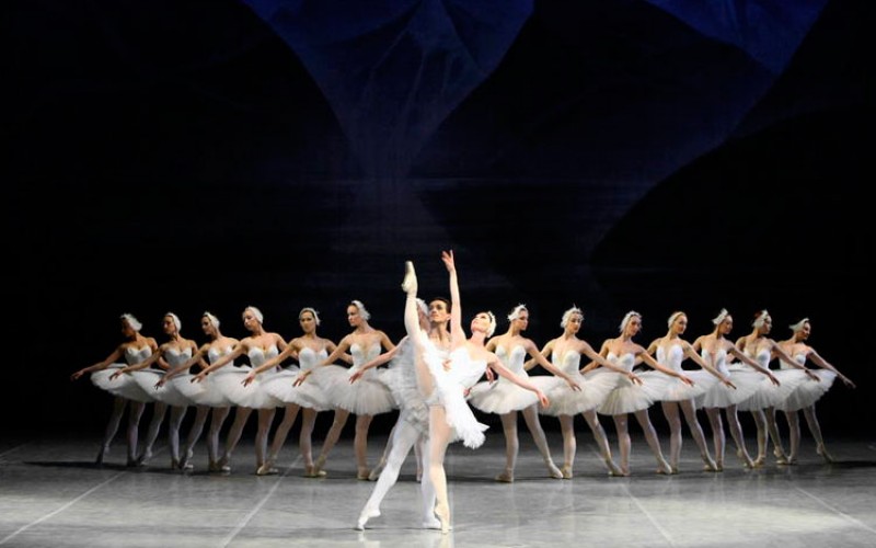 El Lago de los Cines llega el viernes al Teatro Villamarta de Jerez